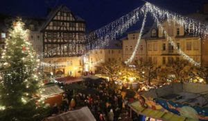 Germany: Muslim migrant screaming “Allahu akbar” and waving hatchet threatens people at Christmas market