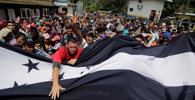 Centenares de migrantes cruzan la frontera de Guatemala en una caravana que salió desde Honduras hacia EEUU debido a la violencia y pobreza que azota el país centroamericano. REUTERS/Jorge Cabrera