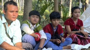Cha, anh em và Naw Neela Oo