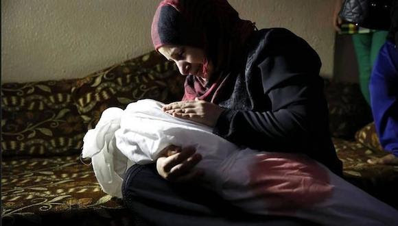 Una madre da el último adiós a su pequeño hijo, asesinado por Israel hace pocas horas. Foto: Twitter