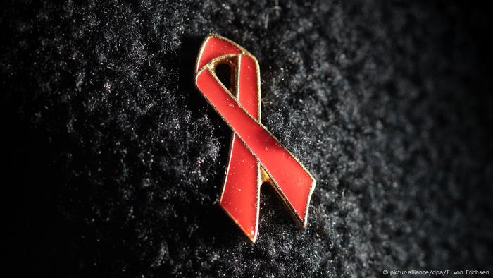 Aids-Schleife Welt-Aids-Konferenz 2018 (pictur-alliance/dpa/F. von Erichsen) Aids-Schleife Welt-Aids-Konferenz 2018 (pictur-alliance/dpa/F. von Erichsen)