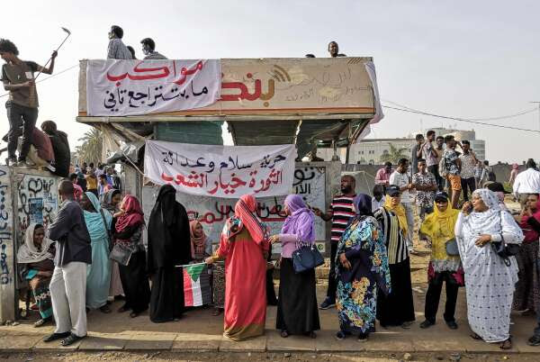 De nombreuses Soudanaises ont participé aux manifestations. Ici, près de l’état-major de l’armée, le 11 avril, à Khartoum.