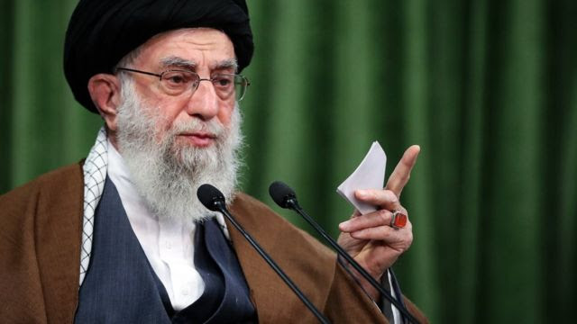 خبير إيراني يتوقع ما سيحدث في البلاد بعد وفاة المرشد الأعلى علي خامنئي