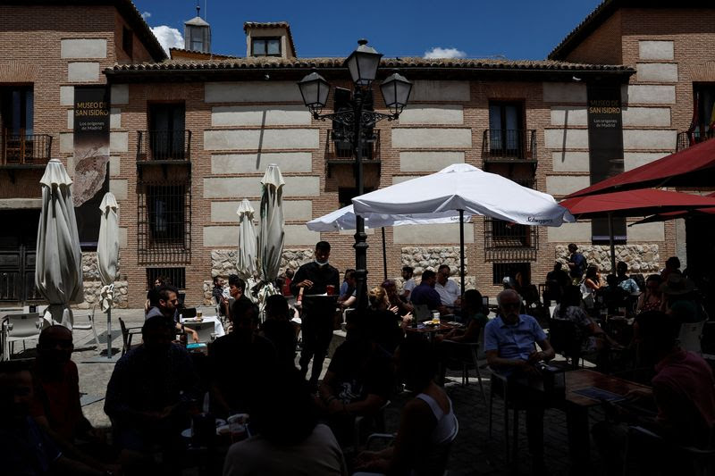 Un mozo trabaja en la terraza de un restaurante abarrotado en el centro de Madrid, España. 4 de junio de 2022. REUTERS/Susana Vera
