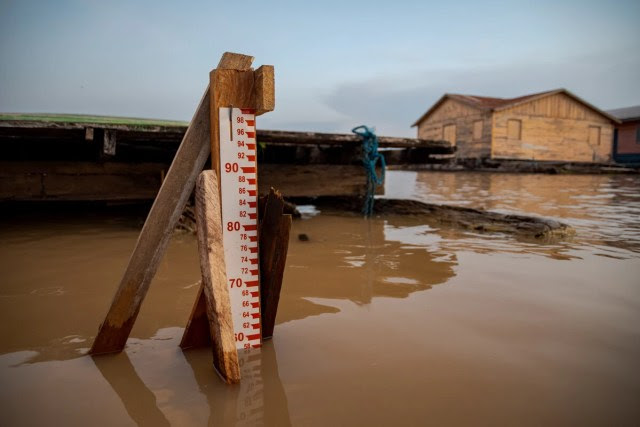 Instalação de nova régua para medir o nível da água de rio no Amazonas, que sofre com o aquecimento global e a diminuição do volume das águas