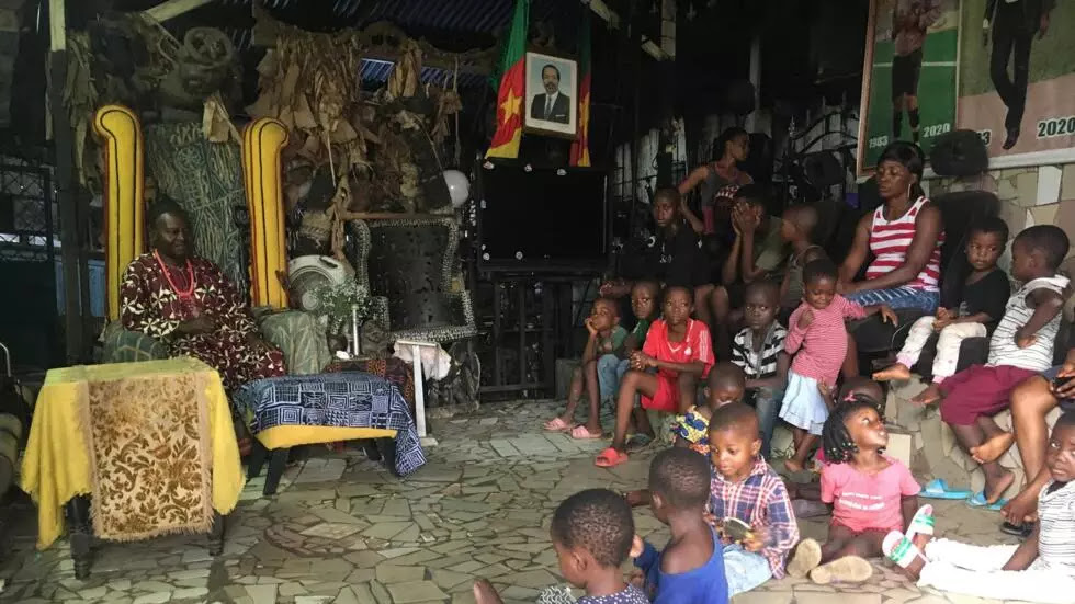 Dans la maison du chef de quartier Joseph Mofor, des dizaines de femmes et d’enfants s’y entassent.