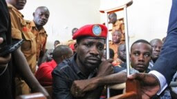 Le chanteur ougandais devenu politicien Robert Kyagulanyi, plus connu sous le nom de Bobi Wine, comparaît devant la Haute Cour de Gulu, dans le nord de l’Ouganda, le 27 août 2018.