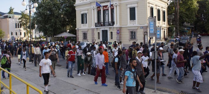 (Πορεία διαμαρτυρίας πραγματοποίησαν πρόσφυγες έξω απο το Δημαρχείο. Φωτογραφία: Στρατής Μπαλάσκας/ΑΠΕ)