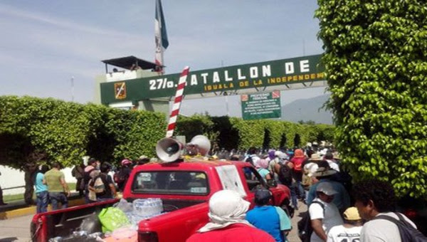 La marcha fue recibida por al menos 300 policías antimotines