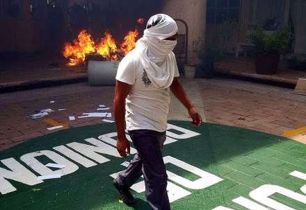 Incendian alcaldía de Iguala en protesta por caso Ayotzinapa. Foto: Ezequiel Flores
