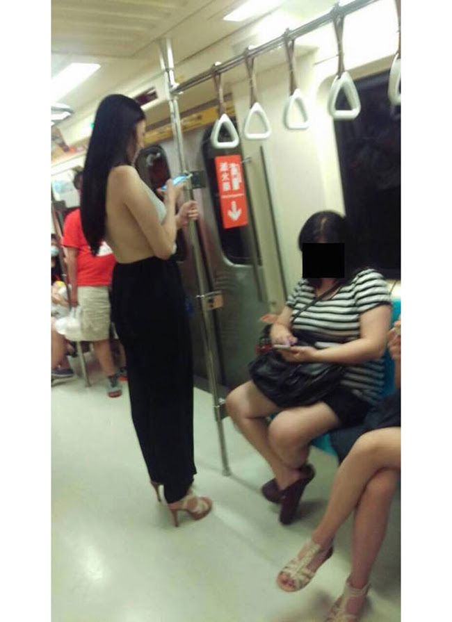 ... hay đi tàu điện ngầm, các thiếu nữ Trung Quốc cũng mặc quá phóng khoáng khi hè về.