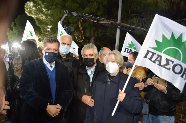Η επιδημιολόγος Αθηνά Λινού με σημαία του ΠΑΣΟΚ στη συγκέντρωση του Γιώργου Παπανδρέου στο Θησείο
