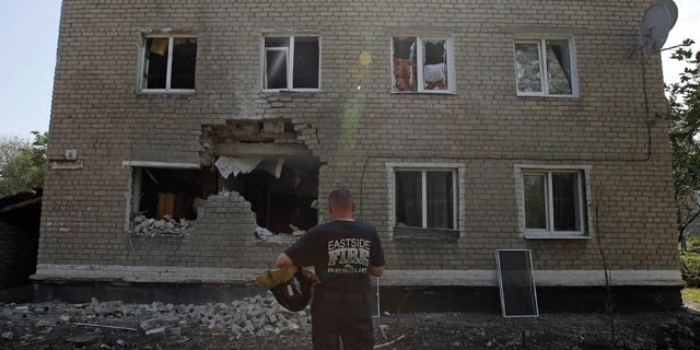 Uno de los daños causados por el fuego de Kiev en Maryinka (Donetsk),12 dde julio de 2014. REUTERS/Maxim Zmeyev