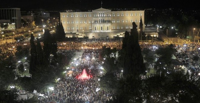 Los partidarios del NO celebran los resultados del referéndum en la Plaza Syntagama de Atenas.- EFE