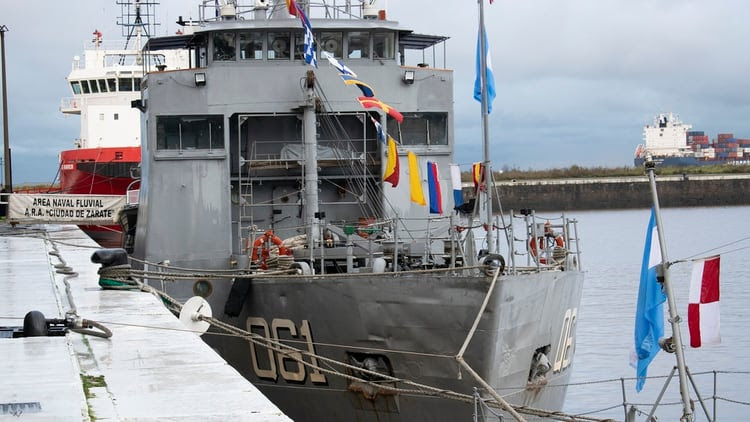 Las veteranas embarcaciones fluviales de la Armada prestan un valioso apoyo sanitario en forma periódica