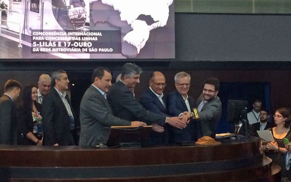 O governador Geraldo Alckmin (PSDB) bate o martelo com o fim do leilão para concessão das linhas 5 e 17 do Metrô de São Paulo na sexta-feira (19) (Foto: Tahiane Stochero/G1)