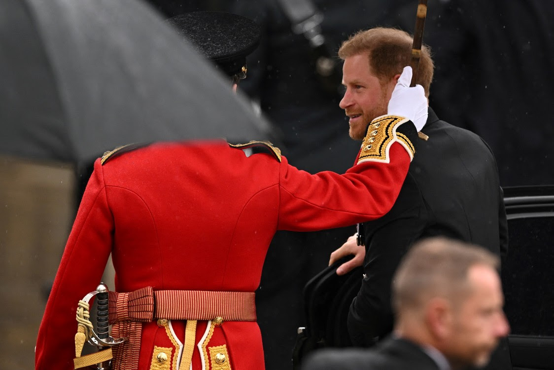 Hoàng tử Anh Harry, Công tước xứ Sussex, đi dạo bên ngoài Tu viện Westminster.  REUTERS/Dylan Martinez