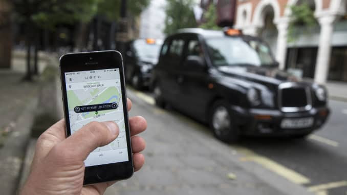 Um smartphone exibindo o aplicativo Uber em Londres.