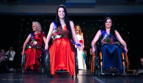 As cadeirantes húngara Fanni Illés acompanhada da romena Kinga Ilyes e a bósnia Eminna Mirna Fejzovich no concurso “Miss Colours International 2014″