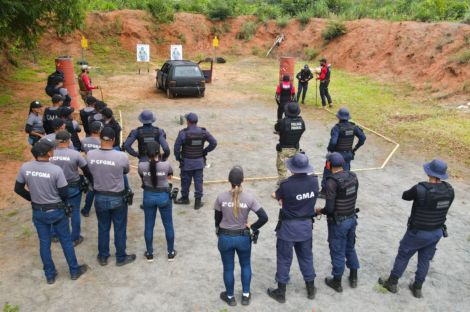 A capacitação é ministrada por instrutores de armamento e tiro credenciados pela Polícia Federal