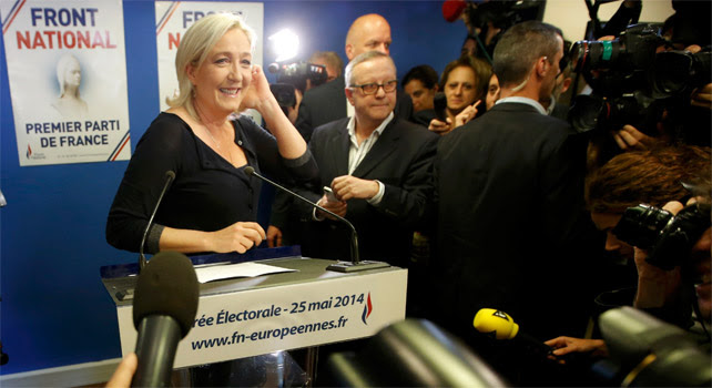 Una sonriente Marine Le Pen valora ante los medios los resultados de las elecciones europeas.
