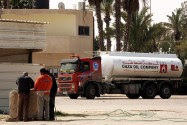 An oil truck goes through the Kerem Shalom crossing to Gaza. (file)
