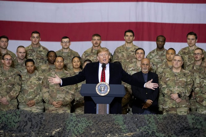 Ông Trump có bài phát biểu trước khi lên đường trở về Mỹ (Ảnh: NYTimes)
