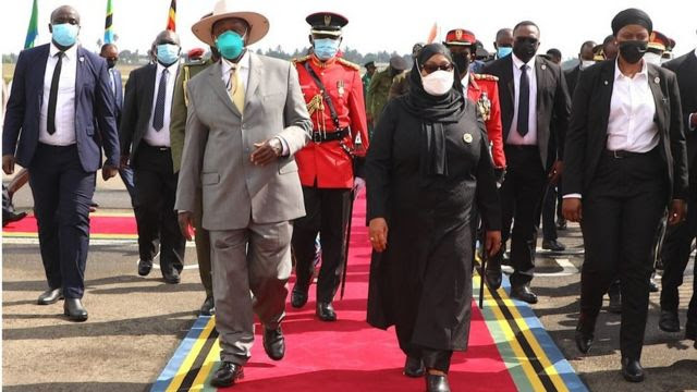 Rais wa Jamhuri ya Muungano wa Tanzania Samia Suluhu Hassan, akiwa na mgeni wake Rais wa Uganda Mhe. Yoweri Kaguta Museveni