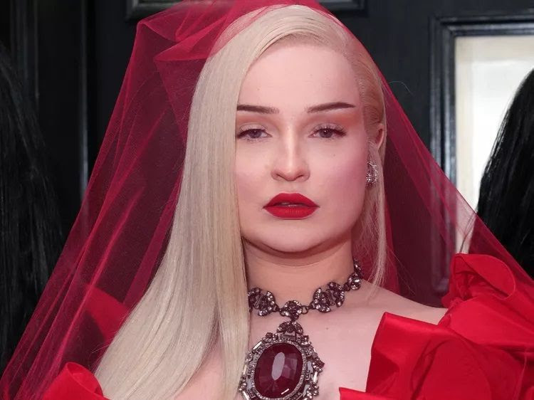 kim petras mejores looks de belleza grammys