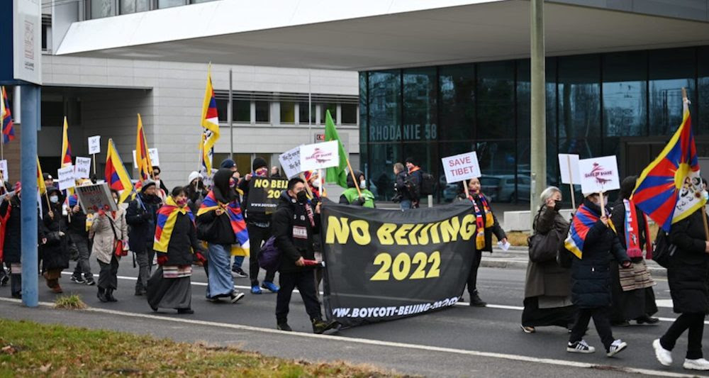 Páteční zimní olympijské hry v Pekingu byly poznamenány celosvětovými protesty Tibeťanů