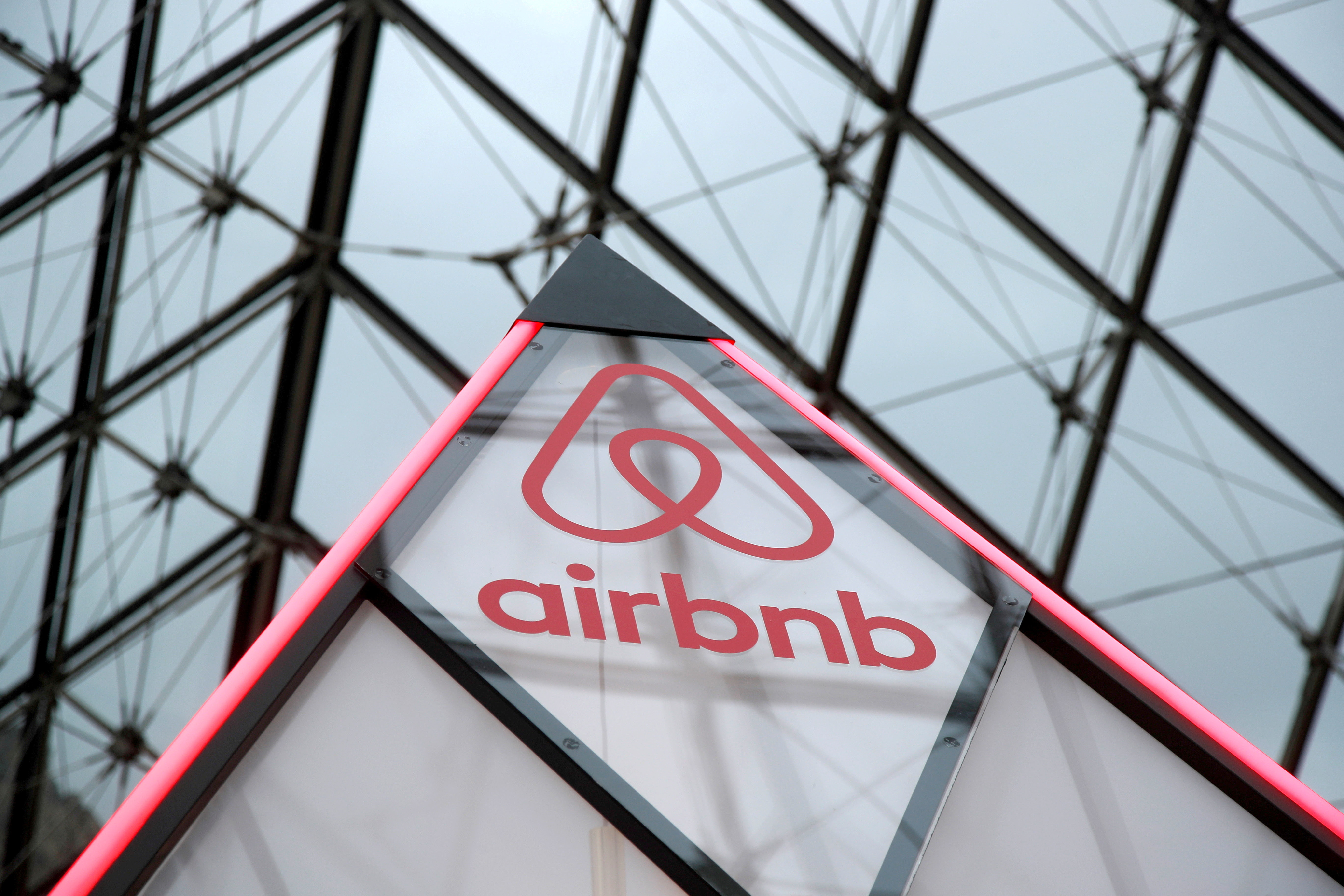 O logotipo do Airbnb é visto em uma pequena minipirâmide sob a pirâmide de vidro do museu do Louvre em Paris, França, 12 de março de 2019. REUTERS / Charles Platiau / Foto de arquivo / Foto de arquivo