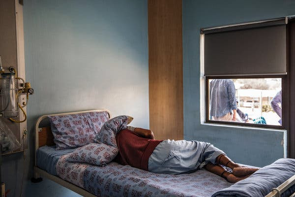 Un paciente con tuberculosis descansando en una habitación en el Hospital de Enfermedades Tropicales Sizwe en Johannesburgo el mes pasado.