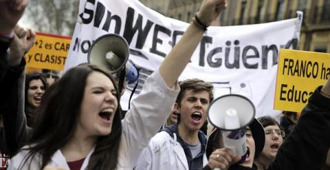 Cientos de estudiantes durante la manifestación que han iniciado poco antes de las 12:30 horas en Madrid bajo el lema "Abajo el decreto 3. Hijo del obrero a la universidad" para mostrar su rechazo a los grados de tres años y a la política educativa del Go