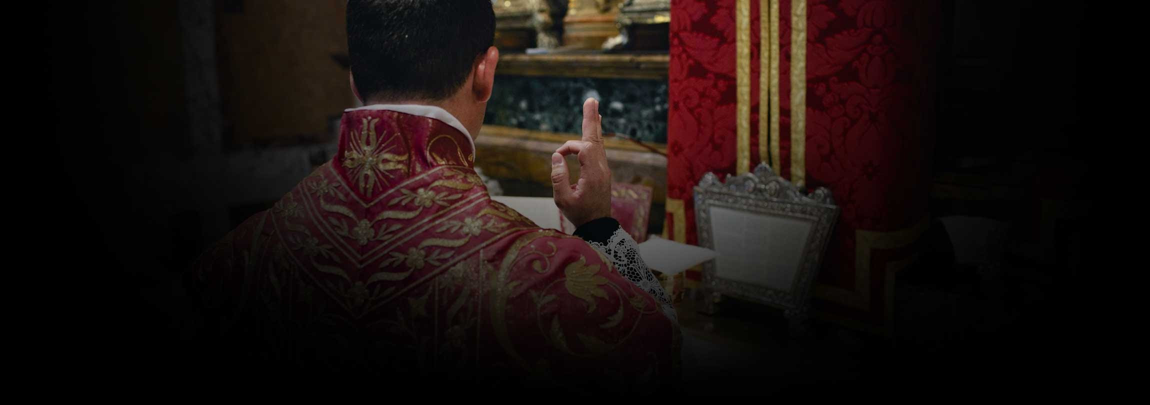 Mesmo sem fiéis, os padres não só podem como devem rezar a Missa