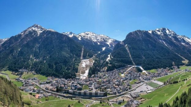 Vista aérea de pista de esqui na Áustria durante o dia