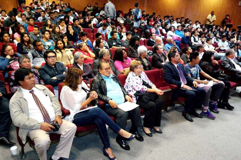 Ante un auditorio repleto de estudiantes de las diferentes carreras que se imparten en la Universidad Tecnológica de Nezahualcóyotl (UTN)