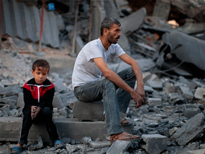 Un padre con su hijo entre los escombros de Gaza / EFE