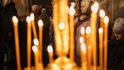 Fedeli in preghiera in Ucraina
