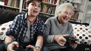 Abuela juega con nieto