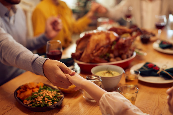 imagen de una familia celebrando thanksgiving