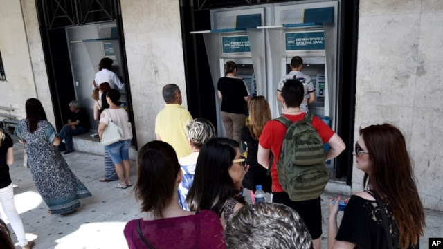 Greeks Flock to ATMs After PM's Call for Bailout Referendum 80A578C7-1256-4A45-B94A-9CF2305BDF8F_w640_r1_s_cx0_cy2_cw0
