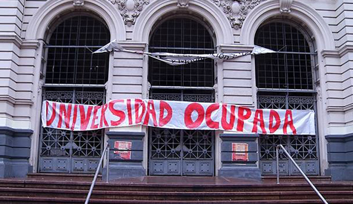 "Ocupas" en la Facultad de Derecho de la UdelaR: reclaman 6% del PBI para la Educación. Foto: Washington Gonzalez.