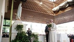 Papa Francesco davanti alla Vergine di Fatima