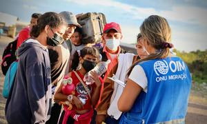 Migrantes venezolanos registrados en un centro de acogida temporal en Pacaraima, al norte de Brasil.