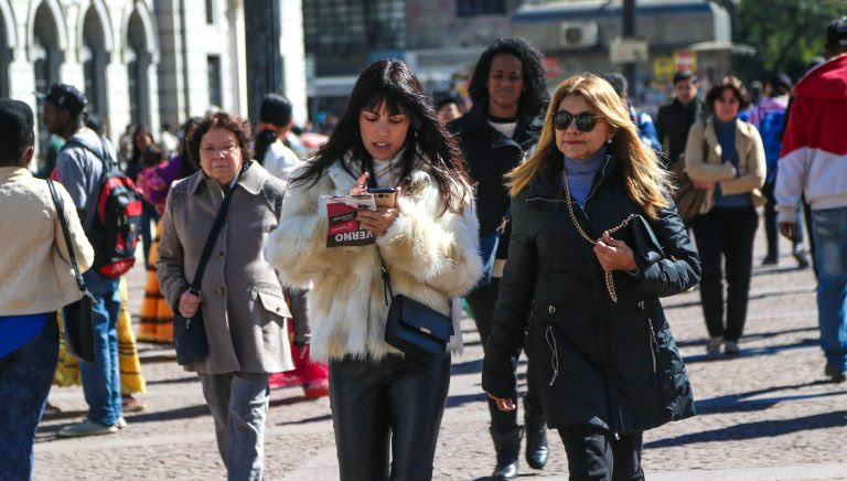 Mulheres caminham na rua