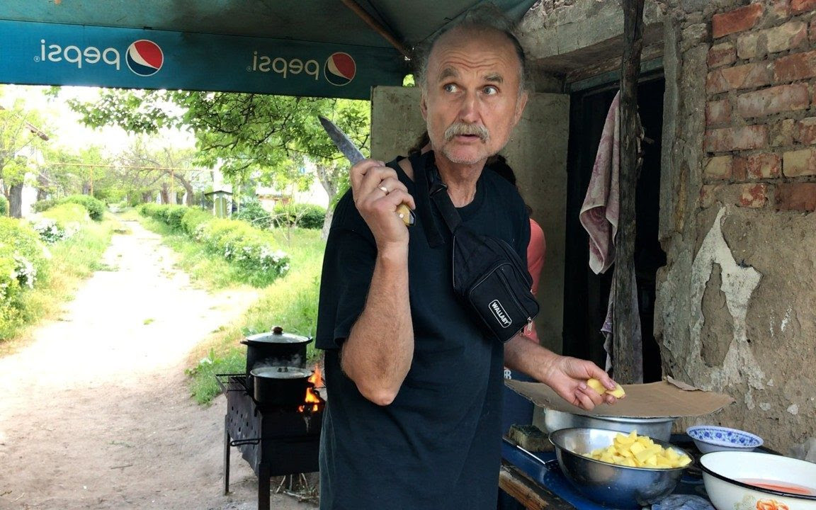 Feder Sichiv cooks for his fellow bomb shelter residents. Moments later, Russian artillery fire landed nearby.