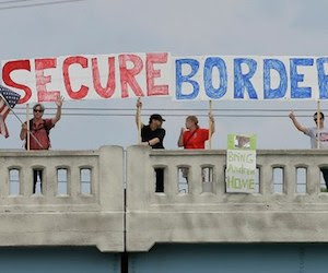 Estadunidenses se manifestaron el viernes pasado por "una frontera segura", que evite la llegada de más migrantes en Indianápolis. Foto: AP.