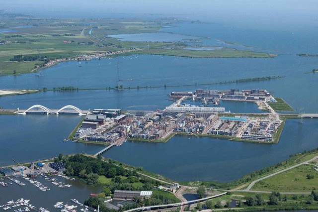 Ngạc nhiên với hàng trăm ngôi nhà xinh đẹp được xây nổi trên mặt nước tại Amsterdam photo 0 15572187636041937172717 Ngạc nhiên với hàng trăm ngôi nhà xinh đẹp được xây nổi trên mặt nước tại Amsterdam