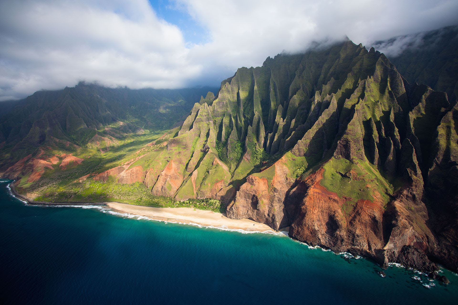 Ubicado en Kauai —la isla más antigua y la cuarta en tamaño del archipiélago de Hawaii—, el parque estatal Costa de Nā Pali es una zona protegida a la que se puede acceder solo a pie o por barco (Getty Images)