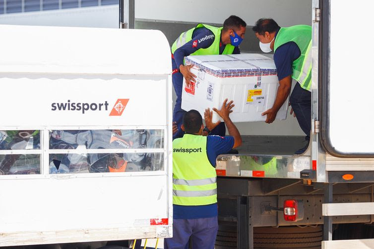 Pedro Gontijo/Imprensa MG Chegada de 190.500 doses da vacina AstraZeneca a Belo Horizonte